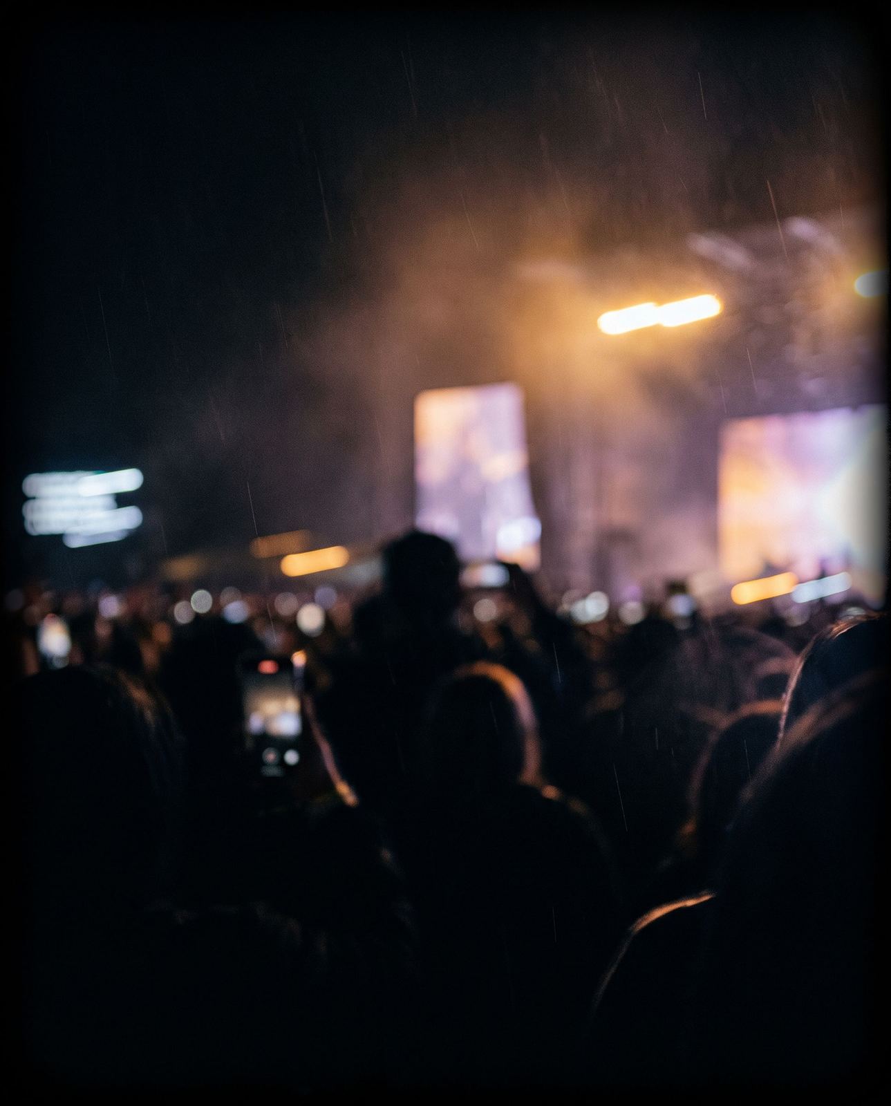 Messe-Bühne als Twitch-Stream, Crowd mit Handys